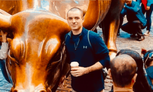 Jeff Proctor from DollarSprout standing next to the bull statue on Wall St.