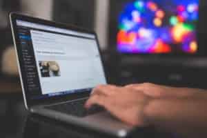 What is the difference between WordPress.com versus WordPress.org feature photo