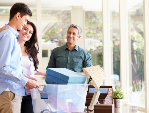 parents helping college student move in